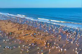 ​“感觉有一亿人在日照，还有一亿人在来的路上！”图片