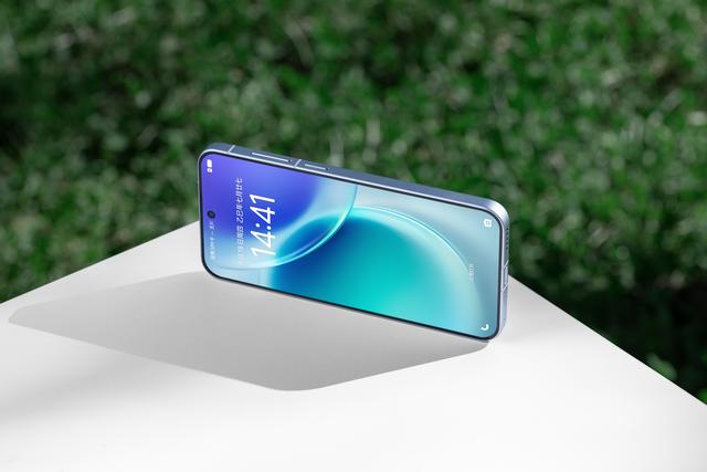 一抹自在蓝 温润如丝绒 vivo X300真机图赏