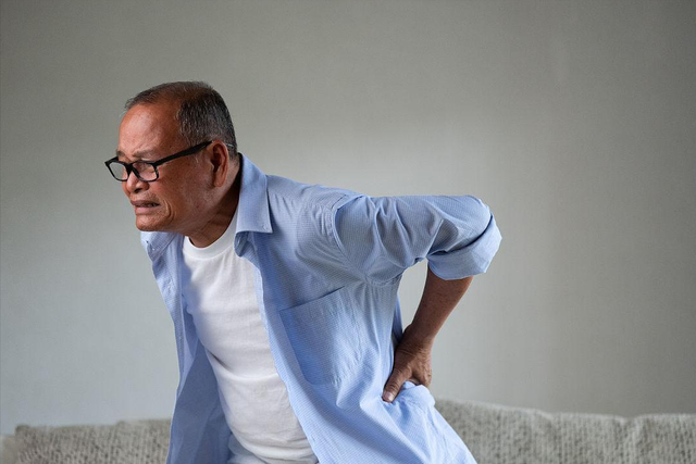 胃痛未必是胃炎，若出现这3种疼痛特点，医生提醒要尽快检查