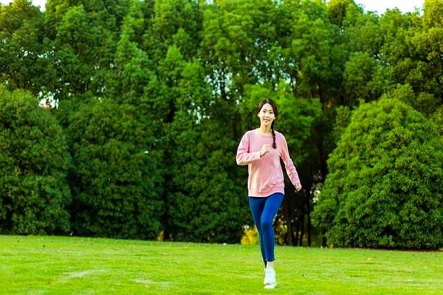 人到中年，一个女人开始频繁运动、健身，往往说明一个问题