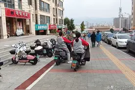 新“马路杀手”—那些骑电动自行车的初中生！交警：必须满16周岁！图片