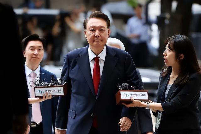 尹锡悦终于出庭受审，身形暴瘦“满头白发”，当场控诉不公待遇