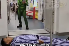 两男子石家庄地铁内着病号服和绿巨人连体衣互相拍摄引发乘客恐慌躲避，官方通报图片