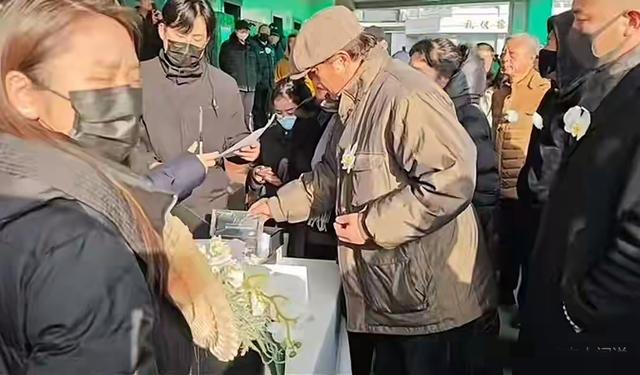 许亚军缺席何晴葬礼，却陪小儿子国外度假	，一身白衣眉头微蹙！