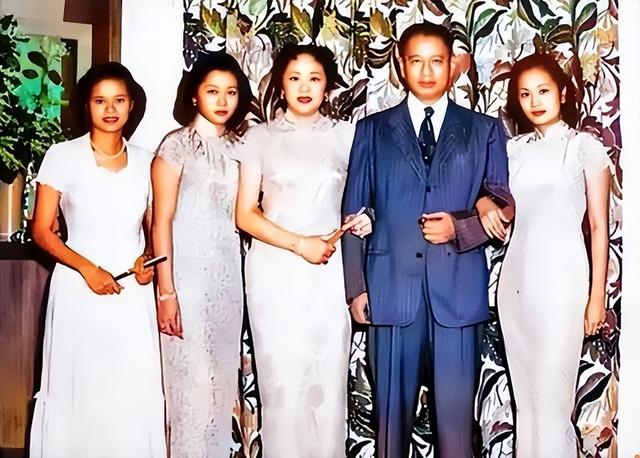 1968年宋子安携妻在儿子毕业礼留影，次年辞世，妻子改嫁埃及富翁