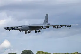 美军核轰闯东海，春节在即咄咄逼人，东部战区亮出歼20，信号明确图片