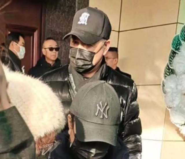 再见！何晴！许亚军疑现身告别现场，憔悴白发认不出，儿子两眼红