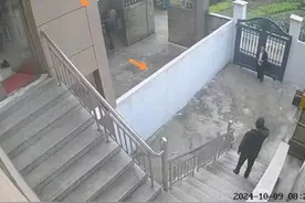 刷到“后奶故意将年幼孙子锁门外”的后续了，没想到是这个结局！图片