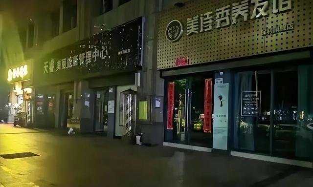 理发店一年倒闭30万家，不是缺客人不是电商冲击，而是自己作垮的