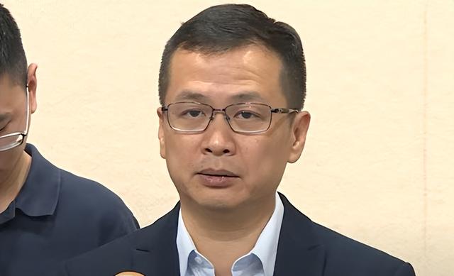 国民党改选一团糟，郑丽文领跑，两岸立场成焦点，洪秀柱一锤定音