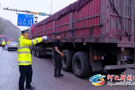 河曲交警大队：严查货车不苫盖篷布 保障道路交通安全图片