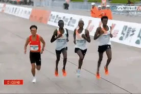 人生舞台，尽显演技！这三位黑人小伙，以体育精神为导线，上演了图片