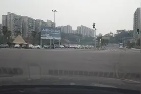 新手第一次独自开车上路，要熟知5个交通常识，能降低出错概率图片