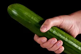 27岁女子减肥，晚饭只吃1根黄瓜，3个月后体检，医生：真是胡闹！图片