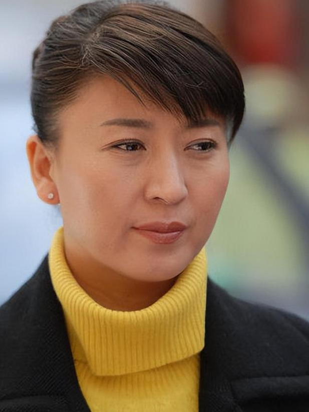 一级演员闫学晶塌房，她做错了两件事