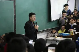 3小时赚2亿神话终结：“张雪峰们”正在被大厂AI革新 | 深网图片