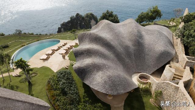 巴厘岛度假村——来自被海洋生物启示的大型竹屋顶