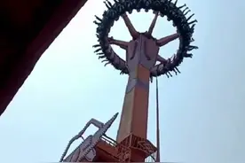 吓到腿软！大摆锤悬停空中1分钟！园方回应图片