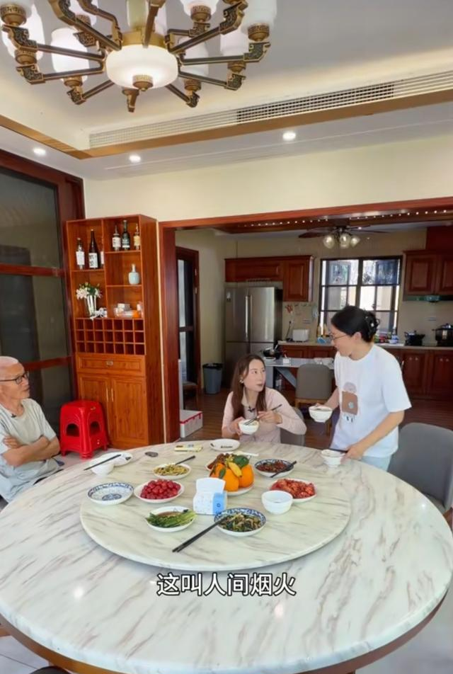 大家发现没小娜丢帽子时亚慧有多淡定，小娜就有多急这就是差距