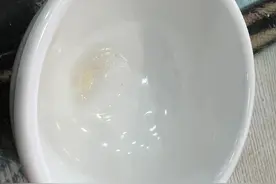 工作台上晾晒鞋垫、车间堆积食物残渣，记者走访赤峰市部分一元钱“消毒餐具”清洗厂，发现问题重重图片