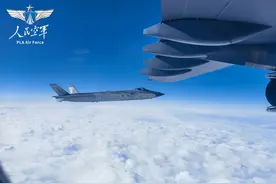 一声巨响，运-20机翼“炸裂”，为何现场欢呼？图片