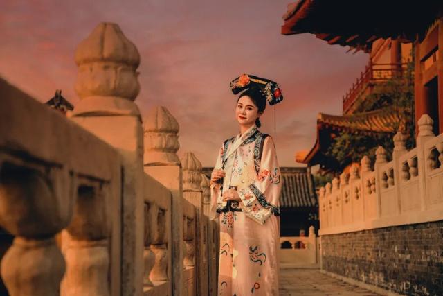 建筑为卷，衣冠作笔丨让飞檐与襦裙共绣华夏图腾！