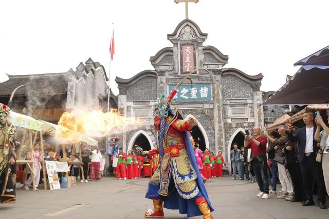 夯爆了！元通古镇清明春台会玩出新潮范儿