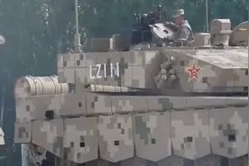 100式坦克震撼九三大阅兵！中国新型陆战之王，实力有多猛？图片