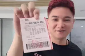 山东网友中890万体彩，真人出镜公布兑奖全过程，评论区却吵翻了图片