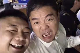 刘强东深夜吃大排档，用塑料大碗喝散装白酒，小摊当晚生意火爆图片