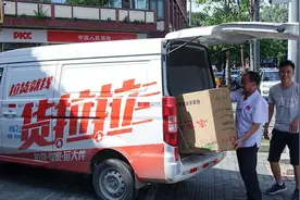 大学生的神操作，回家抢不到票，叫辆货拉拉连人带行李一起拉回家图片