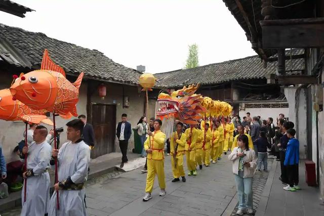 夯爆了！元通古镇清明春台会玩出新潮范儿