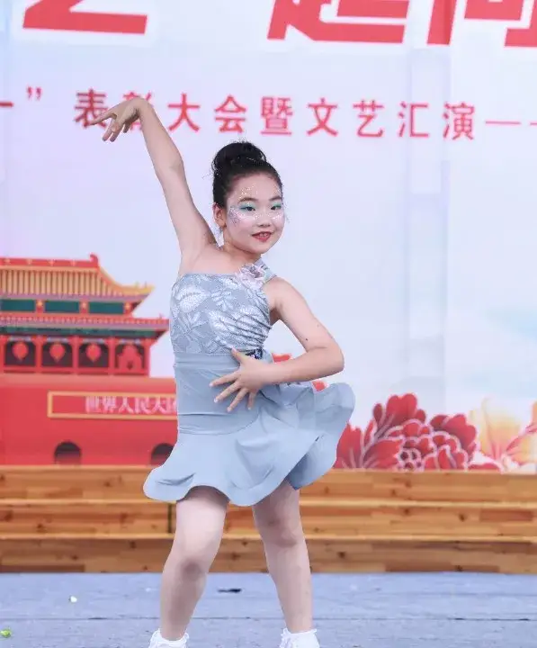 童心齐逐梦 “艺”起向未来——武穴市东方红小学举行庆“六一”文艺汇演暨表彰大会(图32)