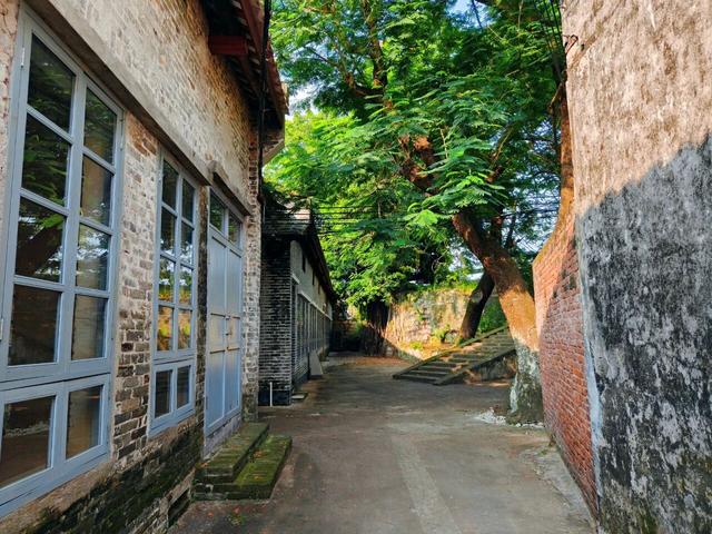 在勒北，偷一日闲，新旧交织引客来