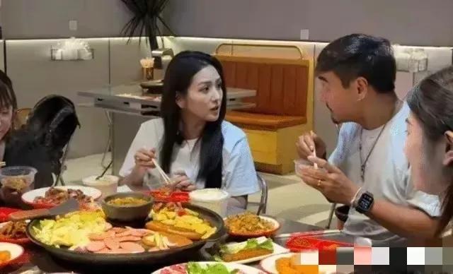 怪不得那么多人喜欢她 路人镜头下都美得不像话 看起来年轻又漂亮