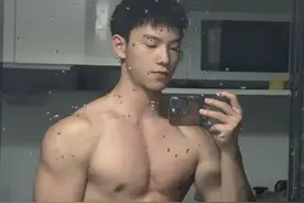 对着镜子拍照的肌肉帅哥图片