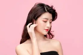 两性发生关系时：女性最痴迷男性亲吻何处，答案来了图片