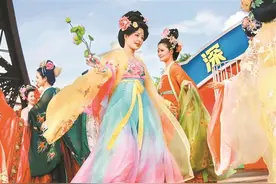 【深圳特区报】鹏城街头流行“古装风” “古风拍摄”产业链初具规模图片