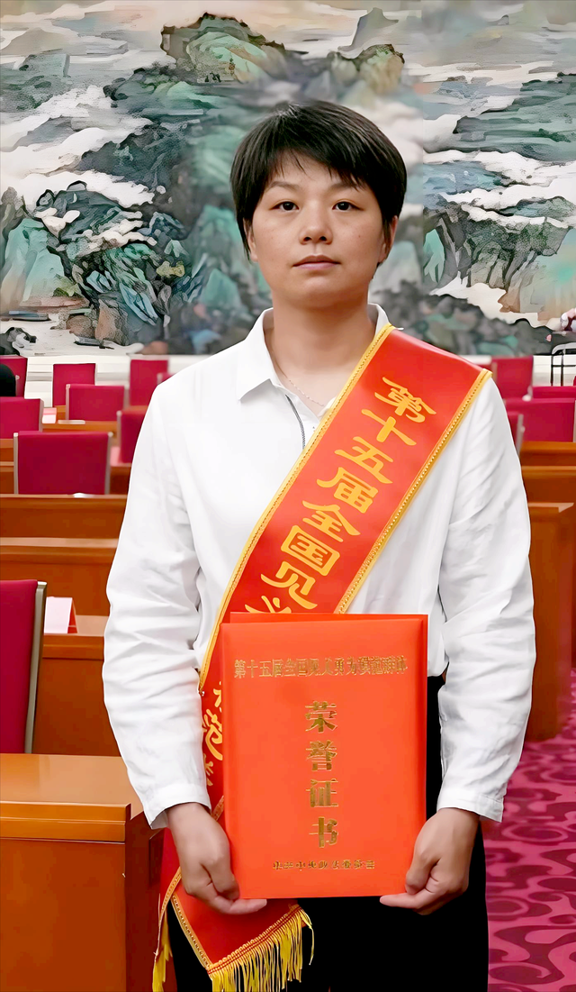 烈士栾留伟的妻子观礼阅兵盛典！债已还清，我会照顾好公婆和女儿