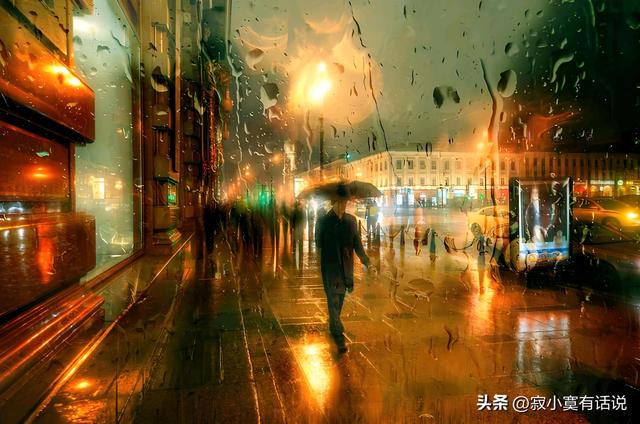 一场秋雨过后，一夜之间，这座城市就凉了许多