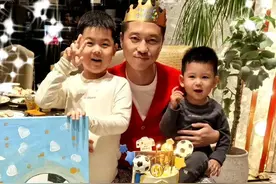 李小萌老公王雷晒和两个儿子的合影庆祝41岁生日！三人同框好温馨图片
