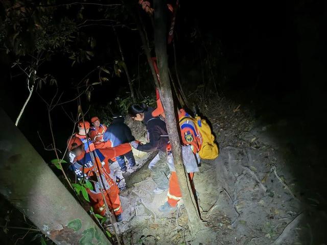 广东两名女子跟随驴友群8人徒步，因体力不支被弃荒野；被发现时脚底多处磨出水泡，大腿持续抽筋、体温下降