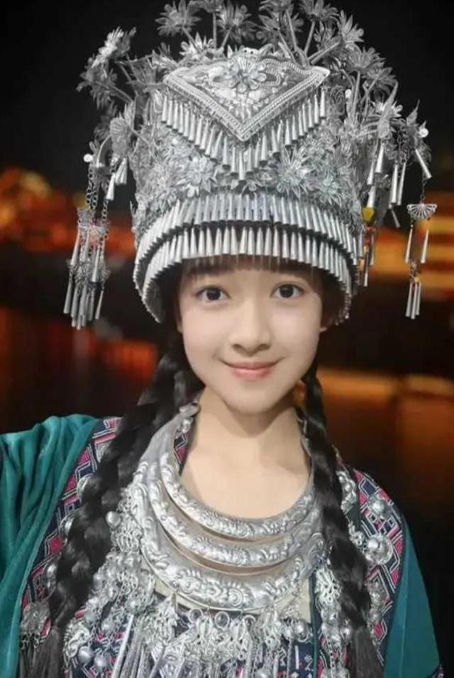 47岁聂远一家回贵州，11岁女儿和妈妈共用一张脸，长得真漂亮