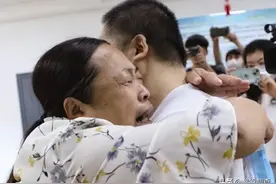 2020年，山东司机遇大雪封路，没想到在吃面时，找到亲生母亲图片