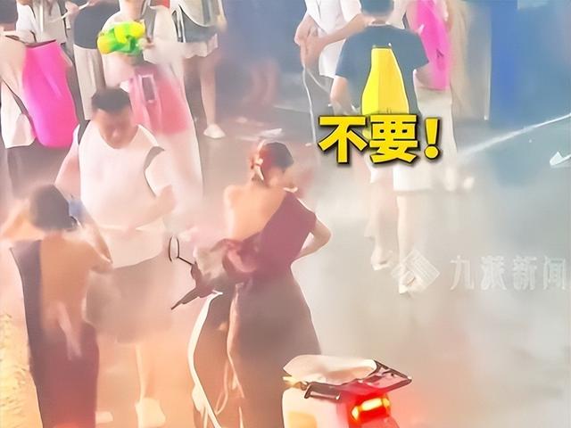 滚出中国！云南泼水节炸出一群“男流氓”，当众扒衣喷私处太龌龊