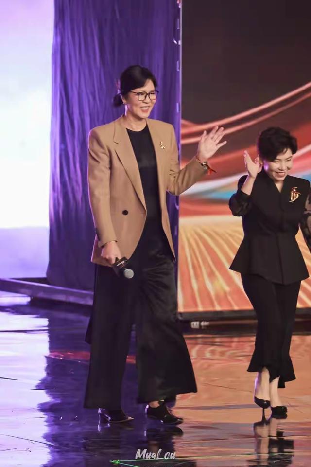 65岁郎平与52岁邓亚萍同框，一个医美后回春，一个美的原生态