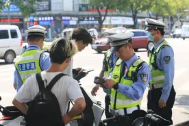 2025年7月1日起，电动车、三轮车上路“2禁2罚”，车主注意！图片