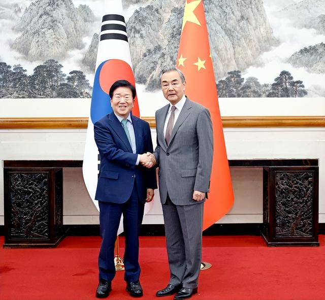 韩国特使团抵达北京，带来总统亲笔信，下飞机的第一句话不简单，中方回应很干脆