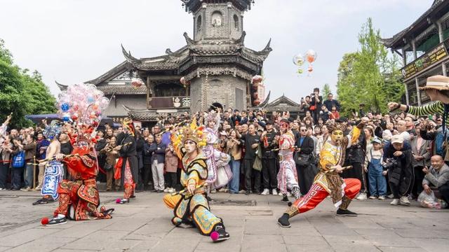 夯爆了！元通古镇清明春台会玩出新潮范儿