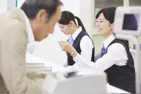 银行拒绝取现，三句话解决。图片